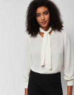 Blusa escote pico con lazada color crudo
