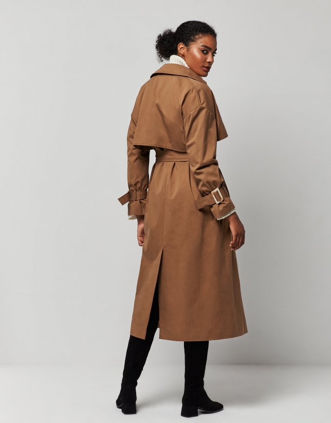 Trench larga marrón