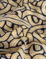Fular lana estampado amarillo con trazados calados