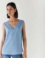 Top azul claro escote pico con encaje