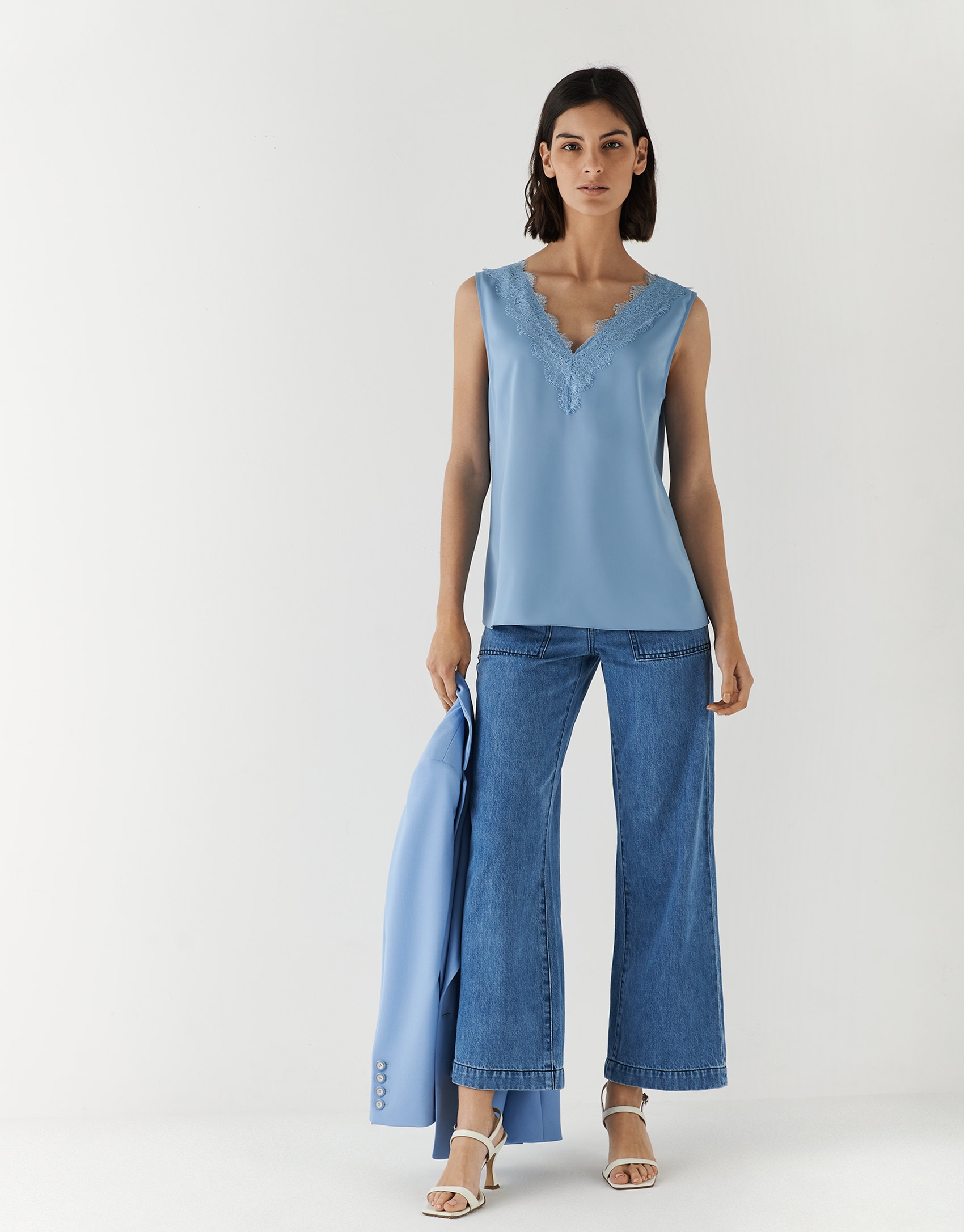 Top azul claro escote pico con encaje