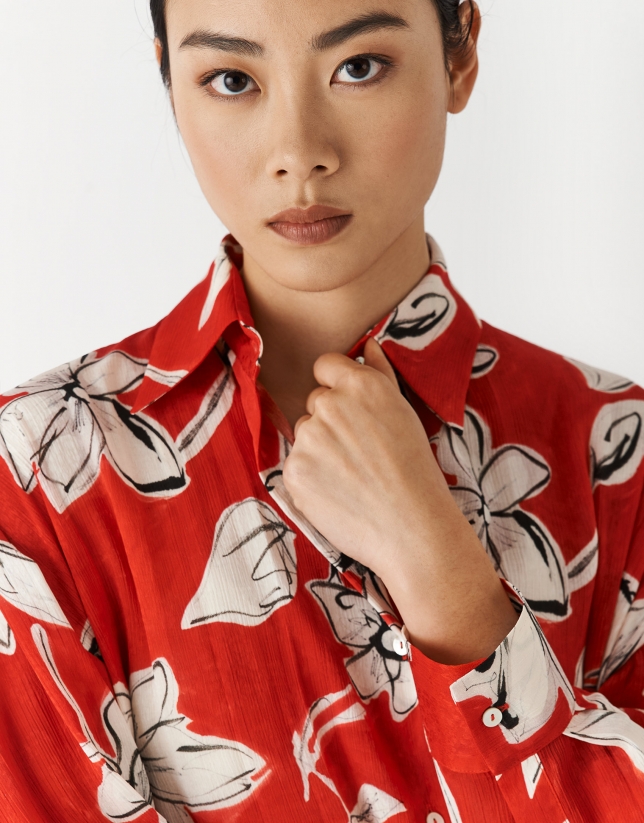 Blus&oacute;n oversize Jacquard estampado floral rojo y blanco
