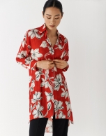 Oversize blouse with red and white floral print jacquard