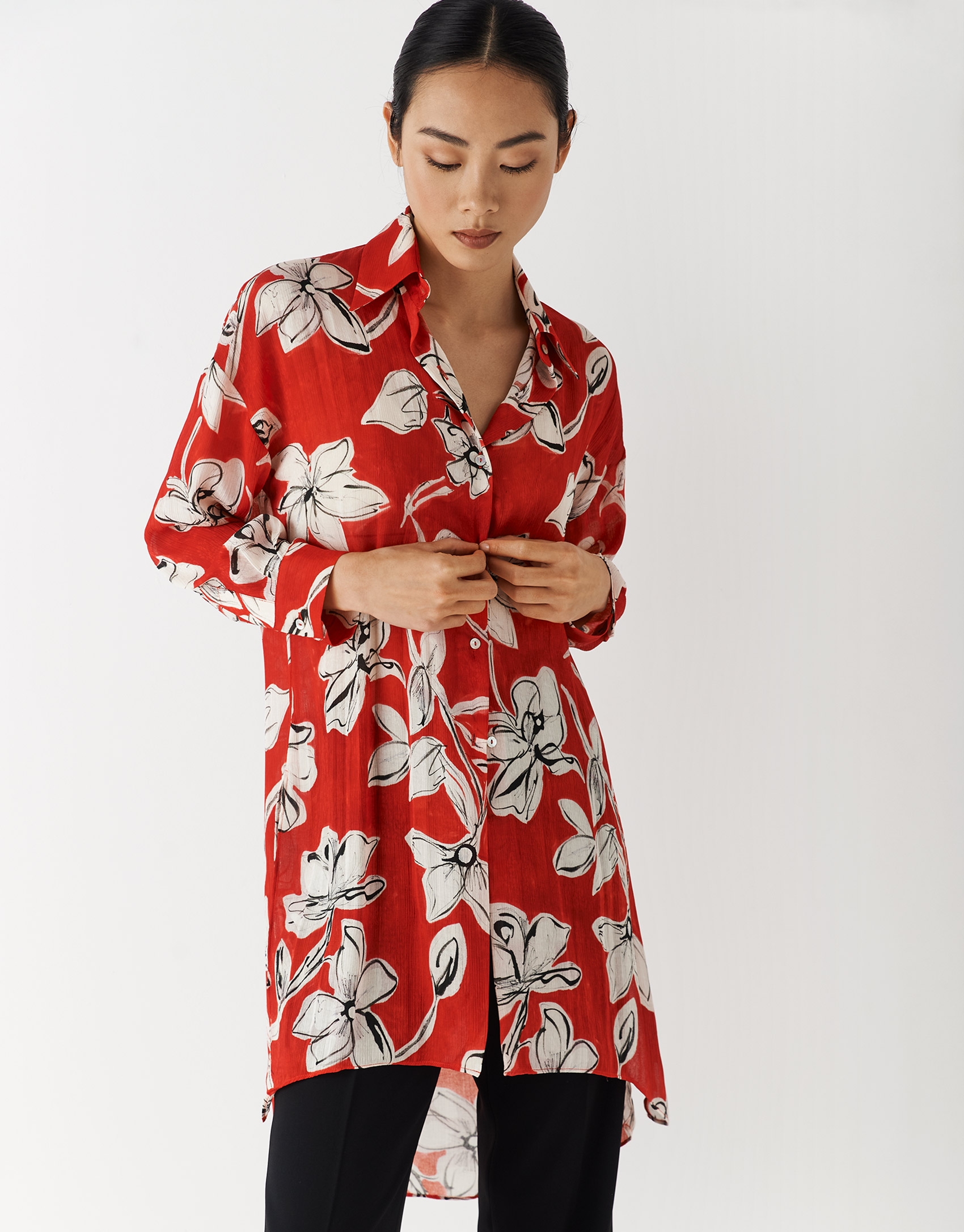 Blus&oacute;n oversize Jacquard estampado floral rojo y blanco