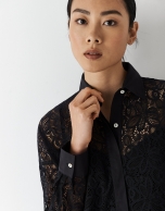 Oversize shirt with long sleeves and black lace