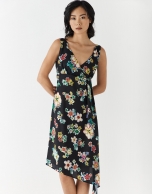 Vestido sisas escote pico twill negro estampado floral