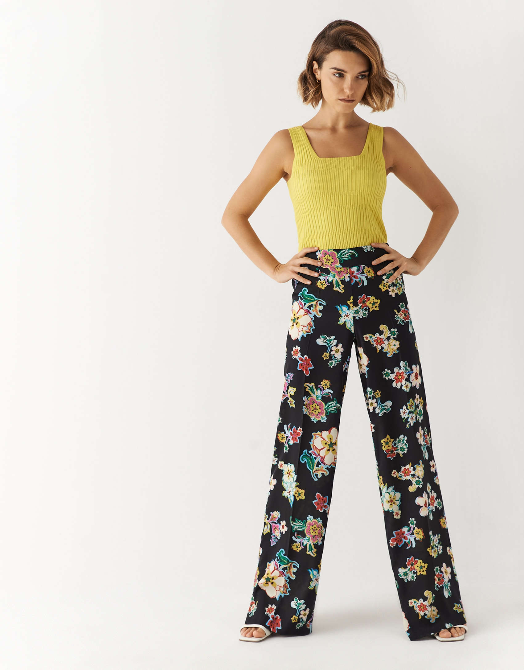 Yellow tank top with wide ribbing and straps