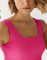 Top tirantes canal&eacute; ancho fucsia