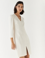 Vestido escote pico crep&eacute; crudo