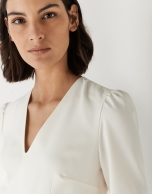 Vestido escote pico crep&eacute; crudo