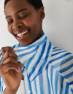 Camisa larga en un voile de algod&oacute;n a rayas dibujadas azul y blanco