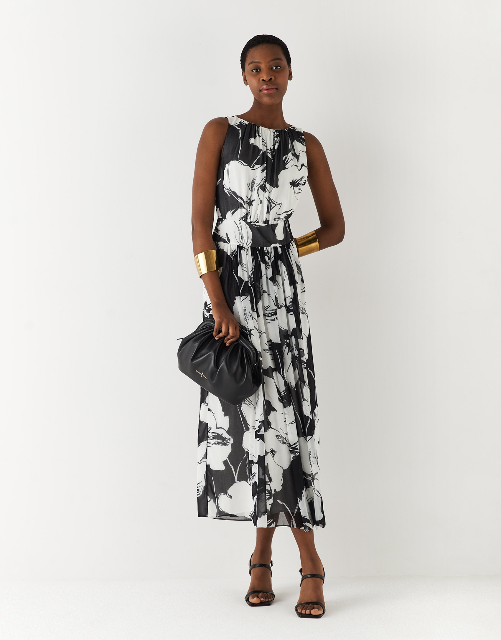 Vestido midi fruncido twill estampado flores blanco y negro