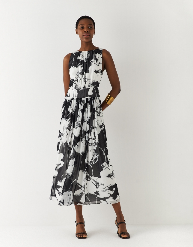 Vestido midi fruncido twill estampado flores blanco y negro