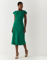 Vestido recto escote barco crep&eacute; verde