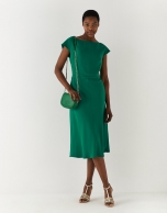 Vestido recto escote barco crep&eacute; verde