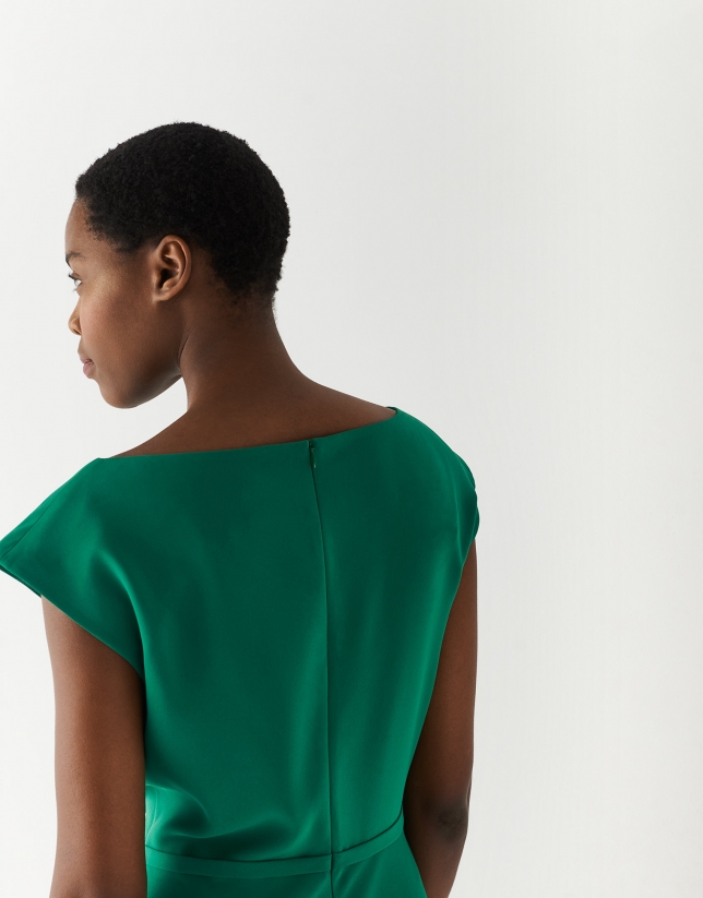 Vestido recto escote barco crep&eacute; verde