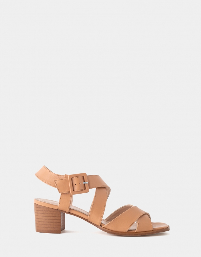 Sandals with crossover straps and medium heel