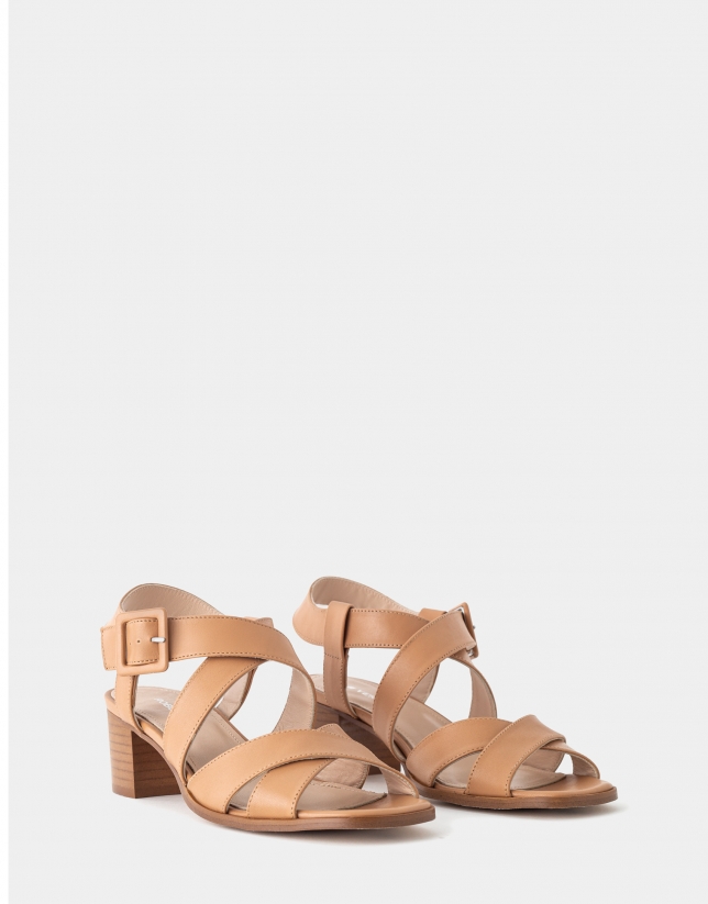 Sandals with crossover straps and medium heel