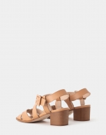 Sandals with crossover straps and medium heel