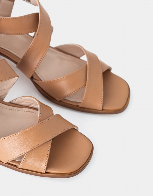 Sandals with crossover straps and medium heel