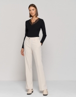 Jersey escote pico canalé negro con encaje