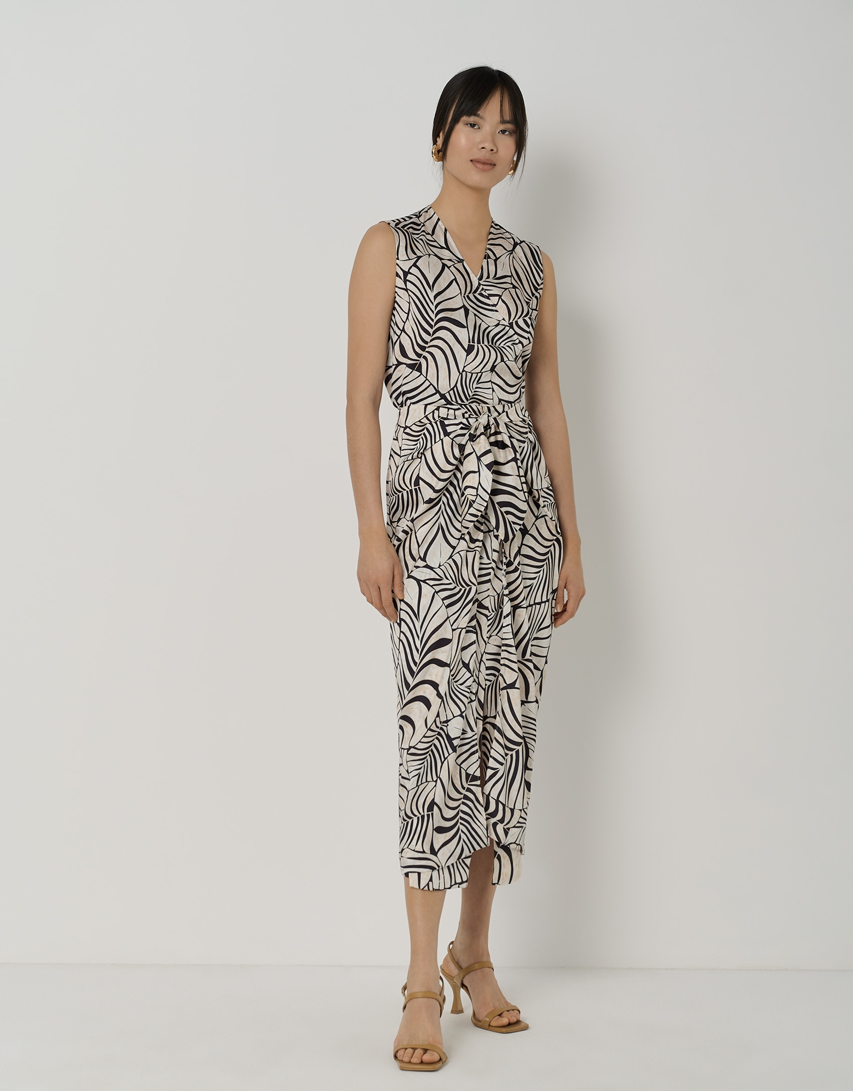 Falda pareo en twill estampado hojas negro y arena