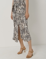 Falda pareo en twill estampado hojas negro y arena