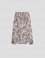 Falda pareo en twill estampado hojas negro y arena