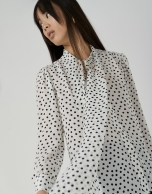 Blusa con lazada estampada topos blanco y negro