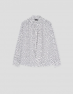 Blusa con lazada estampada topos blanco y negro