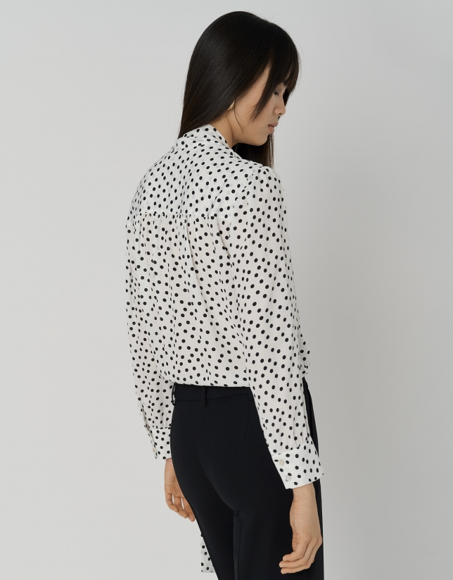 Blusa con lazada estampada topos blanco y negro