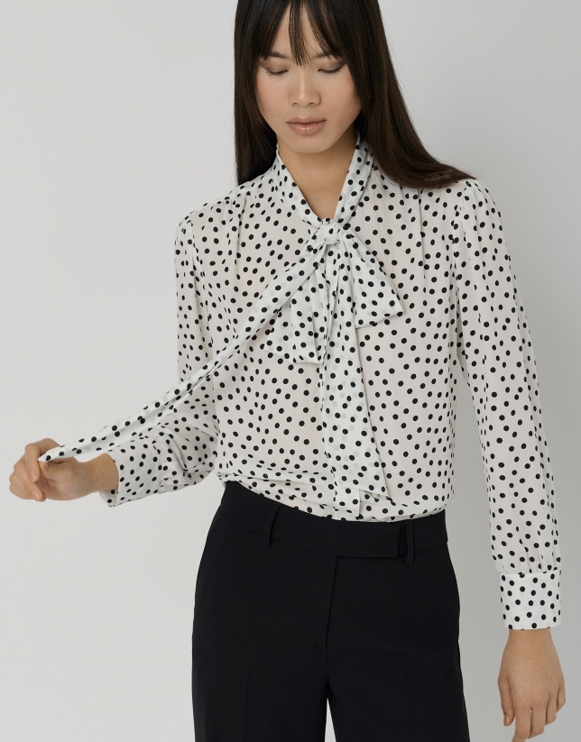 Blusa con lazada estampada topos blanco y negro
