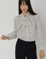 Blusa con lazada estampada topos blanco y negro