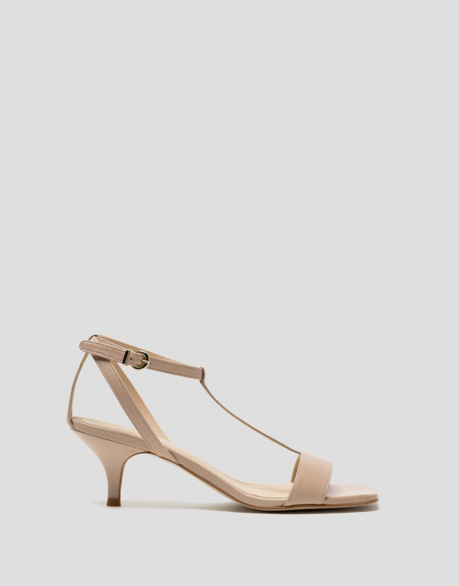 Open sandal with beige leather straps