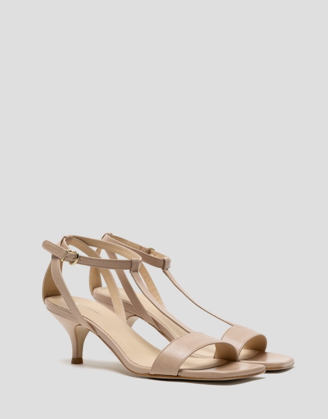Open sandal with beige leather straps