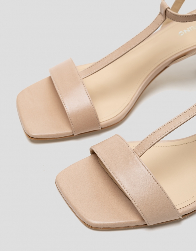 Open sandal with beige leather straps
