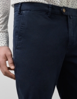 Pantalón chino sarga fina tintada azul tinta