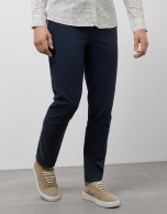 Pantalón chino sarga fina tintada azul tinta