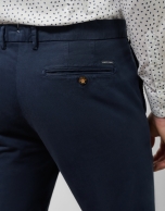 Pantalón chino sarga fina tintada azul tinta