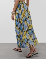 Pleated georgette crepe midi skirt with blue floral print