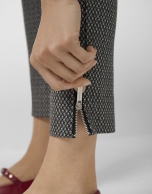 Pantalón legging fantasía blanco y negro