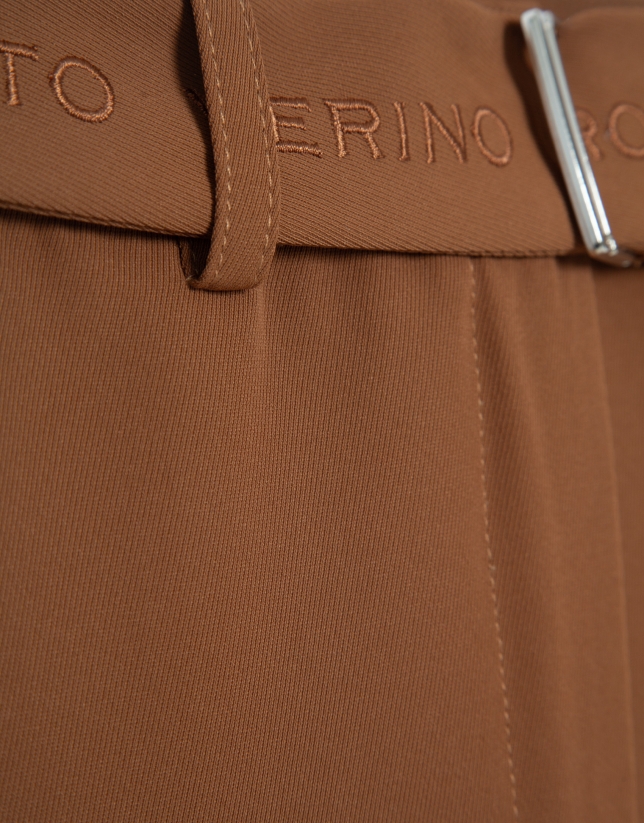 Pantalón ancho fluido twill marrón con cinturón