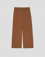 Pantalón ancho fluido twill marrón con cinturón