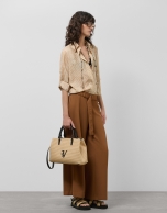 Pantalón ancho fluido twill marrón con cinturón