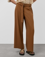 Pantalón ancho fluido twill marrón con cinturón