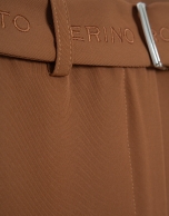 Pantalón ancho fluido twill marrón con cinturón