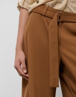 Pantalón ancho fluido twill marrón con cinturón