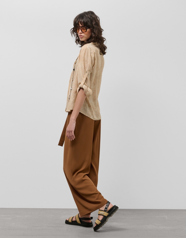 Pantalón ancho fluido twill marrón con cinturón