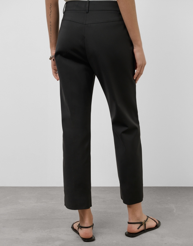 Pantalón pitillo negro