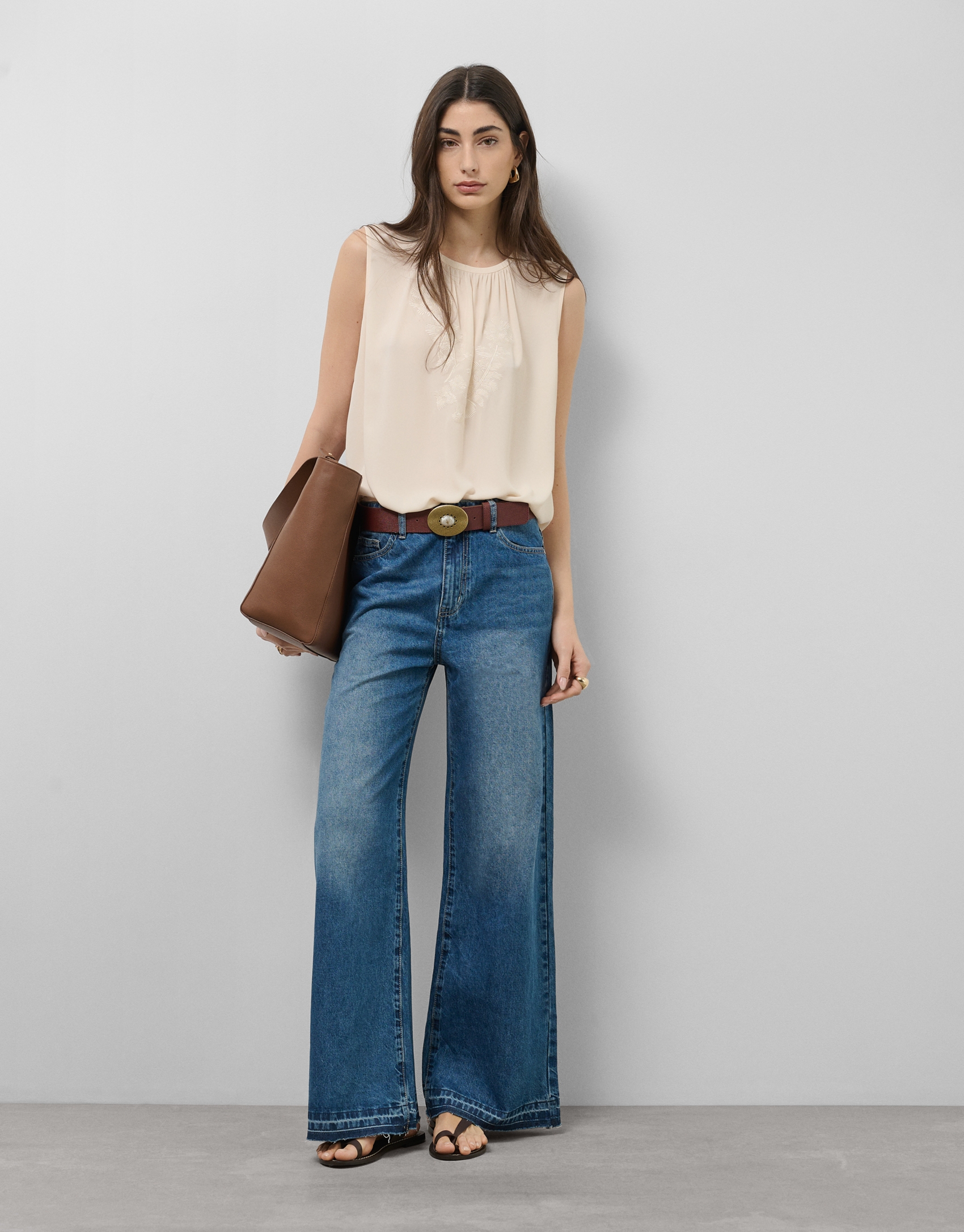 Top tejido fluido beige con bordado floral